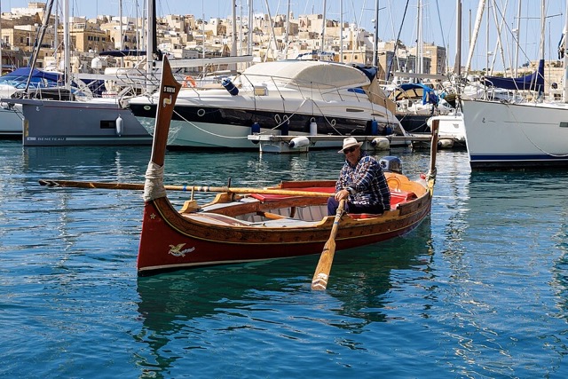 Image of a traditional water taxi with 'barklor'.