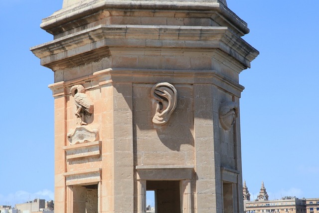 A shot of the Gardjola guard tower, replete with giant Eye, giant Ear, and stork.
